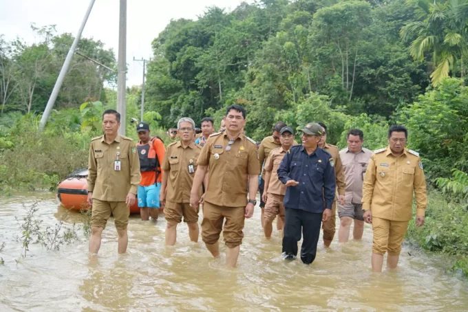 Bupati Barito Utara H. Shalahuddinmemimpin langsung tim untuk meninjau lokasi terdampak banjir.
