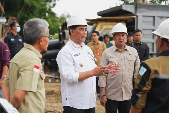 MONITORING PROYEK: Bupati Batara H Shalahuddindidampingi Wakil Bupati Felix melakukan peninjauan proyek pembangunan, Kamis (11/12).