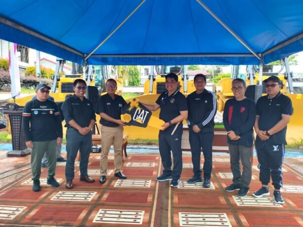 PERCEPAT PEMBANGUNAN: Bupati Batara Shalahuddin dan Wabup Felix secara simbolis menerima Alat Berat guna program percepatan pembangunan Infrastruktur di halaman Dinas PUPR Batara, Jumat (12/12).