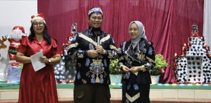 SAFARI NATAL: Bupati Katingan Saiful didampingi Ketua TP PKK Kabupaten Katingan Sumiati Saiful, ketika melaksanakan safari natal di Desa Tumbang Manggu Kecamatan Sanaman Mantikei, Kamis (11/12).