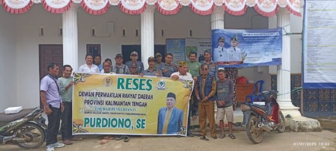 BERSAMA RAKYAT: Anggota DPRD Kalteng Dapil IV Purdiono saat bersama masyarakat usai mendengarkan aspirasi di Barsel, belum lama ini.