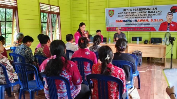 DISKUSI WARGA: Anggota DPRD Kalteng Dapil Kapuas dan Pulang Pisau, Bambang Irawan saat reses perseorangan, belum lama ini.