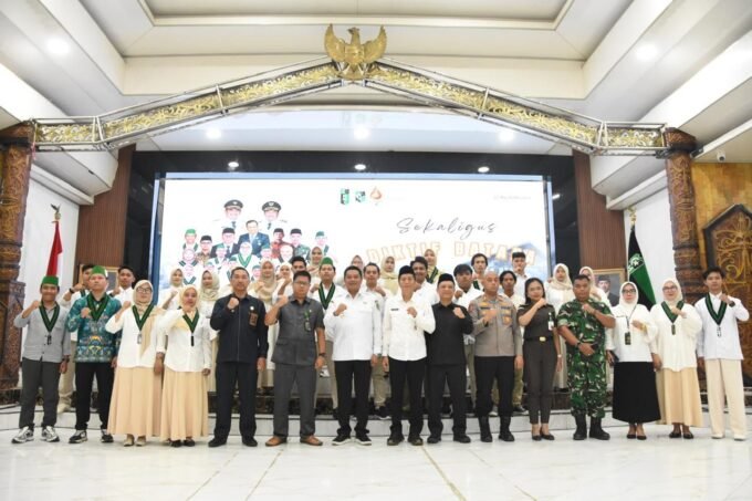 PELEPASAN: Wakil Bupati Barito Utara Felix Sonadie Y. Tingan, A.Md. foto bersama jajaran pemerintah daerah dan tim futsal MAN Barito Utara saat pelepasan menuju Kejuaraan Futsal Series Nasional di halaman Kantor Bupati Barito Utara, Kamis (23/10).