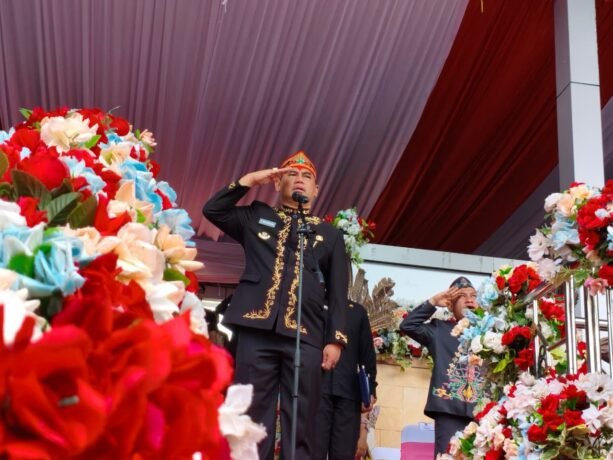 ARAHAN: Bupati Barito Utara Shalahuddin membacakan secara lengkap amanat tertulis Menteri Pemuda dan Olahraga Republik Indonesia.