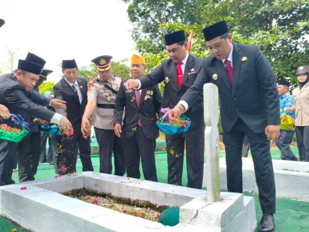 TELADANI PAHLAWAN: Bupati Barito Utara, H. Shalahuddin bersama Wakil Bupati Batara Felix Sonadie Y Tingan, dan jajaran usai pelaksanaan Upacara Peringatan Hari Pahlawan ke-80 di halaman Kantor Bupati Barito Utara, Senin (10/11).