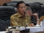 ARAHAN: Sekda Drs. Muhlis memberikan arahan dalam pembahasan draf awal RPJMD 2025–2029 di Ruang Rapat DPRD Barito Utara, Selasa (11/11).
