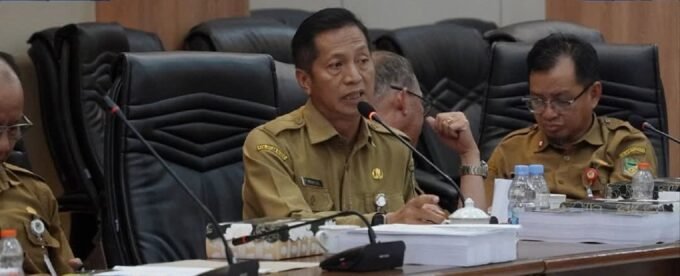 ARAHAN: Sekda Drs. Muhlis memberikan arahan dalam pembahasan draf awal RPJMD 2025–2029 di Ruang Rapat DPRD Barito Utara, Selasa (11/11).