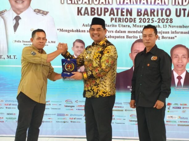 SINERGI: Bupati Barito Utara, H. Shalahuddin, bersama Ketua PWI Barito Utara, Deni Hariadi, menghadiri pelantikan pengurus PWI Barito Utara, Kamis (13/11).