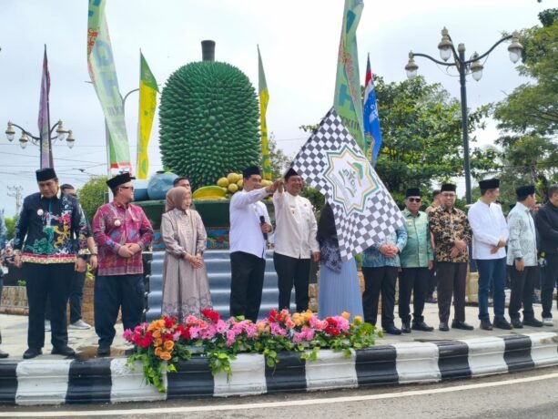 MERIAH: Bupati Barito Utara Shalahuddin bersama Wakil Bupati Barito Utara Felix Sonadie Y Tingan saat mengikuti pawai ta’aruf di Bundaran Buah, Muara Teweh, Minggu (16/11).