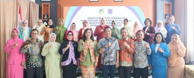 ARAHAN: Sekda Muhlis bersama pihak terkait hadir mewakili bupati di Aula Dinas Kearsipan dan Perpustakaan, Jumat (15/11).