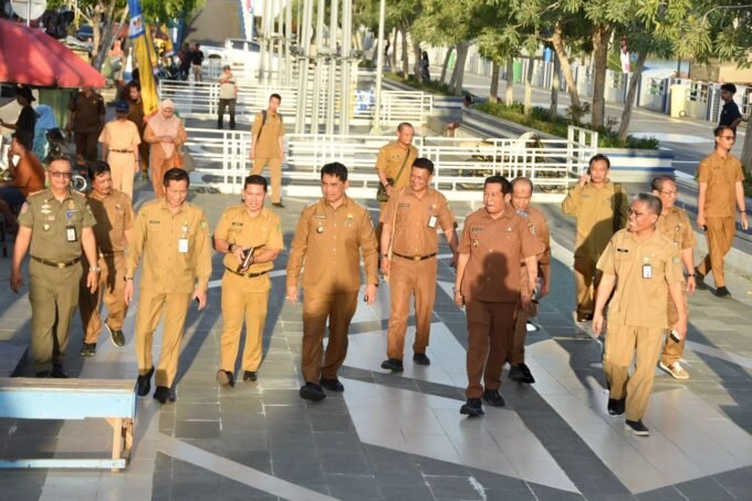 PENINJAUAN: Bupati Barito Utara H. Shalahuddin bersama Wakil Bupati Felix Sonadie Y. Tingan memimpin rombongan kerja meninjau rencana penataan permukiman dan jalan di wilayah pusat kota, Selasa (18/11).