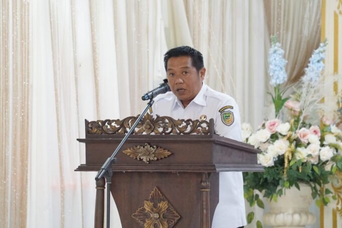 ARAHAN: Wakil Bupati Barito Utara, Felix Sonadie Y. Tingan, hadir dan membacakan sambutan Bupati dalam rapat koordinasi yang digelar di Aula Barakati, Rabu pagi (19/11).