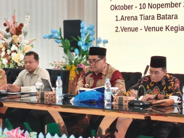 ARAHAN: Bupati Barito Utara, Shalahuddin, saat memberikan arahan terkait kesiapan pelaksanaan MTQH XXXIII Tingkat Provinsi Kalteng di Aula Rumah Jabatan Bupati Barito Utara, Selasa (28/10).