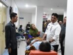 2 SAPA WARGA: Bupati Barito Utara H. Shalahuddin menyapa masyarakat di sela kunjungan pelaksanaan operasi katarak gratis di RSUD Muara Teweh, Sabtu (22/11).