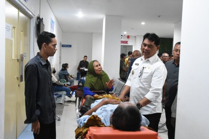 SAPA WARGA: Bupati Barito Utara H. Shalahuddin menyapa masyarakat di sela kunjungan pelaksanaan operasi katarak gratis di RSUD Muara Teweh, Sabtu (22/11).