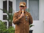 2 ARAHAN: Bupati Barito Utara, H. Shalahuddin, secara langsung memimpin apel pagi yang digelar di halaman Budparpora Barito Utara, Selasa (24/11).
