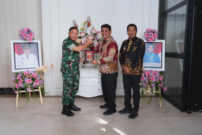 SINERGI: Pangdam XXII/Tambun Bungai, Mayjen TNI Zainul Arifin, menyerahkan plakat kepada Bupati Barito, H. Shalahuddin, S.T, M.T., (tenah) dan Wakil Bupati Barito Utara, Felix Sonadie Y. Tingan, A.Md., (kanan) di rumah Jabatan Bupati Barito Utara, Kamis (4/12).
