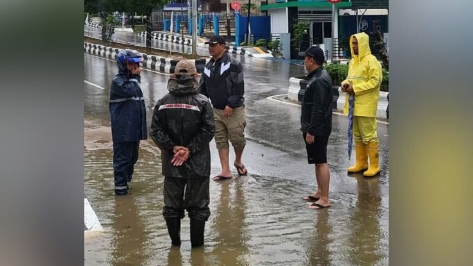 RESPONSIF: Bupati Barito Utara, H. Shalahuddin, memimpin langsung peninjauan sejumlah lokasi terdampak hujan deras di Kota Muara Teweh, Minggu (2/11).