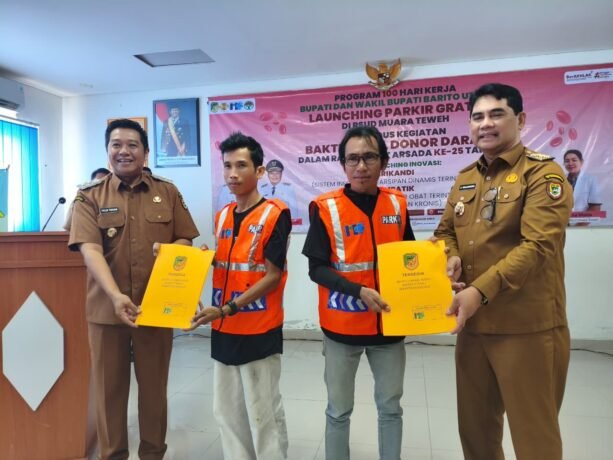 2 TEPATI JANJI: Bupati Barito Utara Shalahuddindidampingi Wakil Bupati Felix Sonadie Y Tingan saat meluncurkan kebijakan parkir gratis bagi seluruh masyarakat di RSUD Muara Teweh, Senin (3/11).