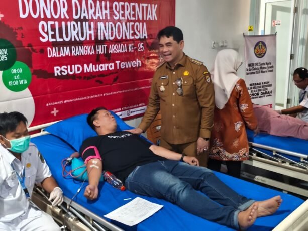 TINJAU: Bupati Barito Utara H. Shalahuddin, meninjau proses donor darah pada kegiatan bakti sosial dalam rangka memperingati HUT ke-25 Asosiasi Rumah Sakit Daerah (ARSADA) di RSUD Muara Teweh, Senin (3/11).