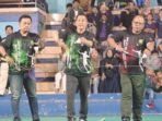 SAMBUTAN: Sekda Barito Utara Muhlis, menyampaikan sambutan saat membuka Turnamen Bulutangkis Bupati Barito Utara Cup 2025 di GOR Panglima Batur, Selasa malam (4/11).