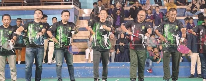SAMBUTAN: Sekda Barito Utara Muhlis, menyampaikan sambutan saat membuka Turnamen Bulutangkis Bupati Barito Utara Cup 2025 di GOR Panglima Batur, Selasa malam (4/11).