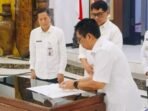 TANDA TANGAN: Bupati Barito Utara H. Shalahuddin saat memimpin Rapat Koordinasi sekaligus penandatanganan Piagam Audit Internal (Internal Audit Charter) di Muara Teweh, Selasa (5/11).