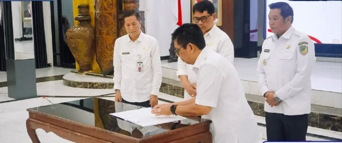TANDA TANGAN: Bupati Barito Utara H. Shalahuddin saat memimpin Rapat Koordinasi sekaligus penandatanganan Piagam Audit Internal (Internal Audit Charter) di Muara Teweh, Selasa (5/11).