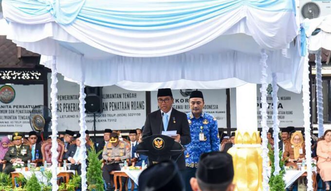 bapperida UPACARA: Plt. Sekda Leonard S. Ampung memimpin Upacara Bendera dalam Rangka Memperingati Hari Bakti ke-80 PU Tahun 2025 di Halaman Kantor Dinas PUPR Provinsi Kalteng, Selasa (16/12).
