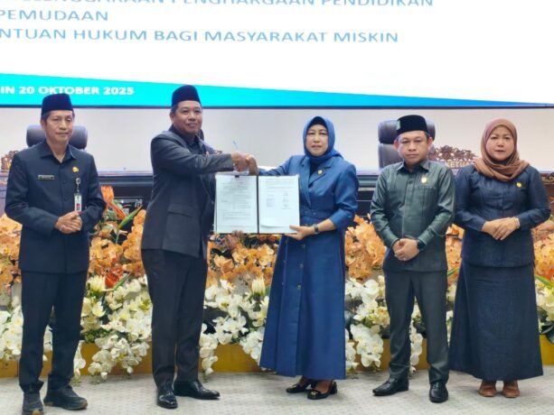 SERAH TERIMA: Wakil Bupati Barito Utara Felix Sonadie Y. Tingan menerima draf tiga raperda inisiatif dewan dari Ketua DPRD Barito Utara Hj. Mery Rukaini dalam Rapat Paripurna IV Masa Sidang II Tahun 2025 di Ruang Rapat DPRD Barito Utara, Senin (20/10).