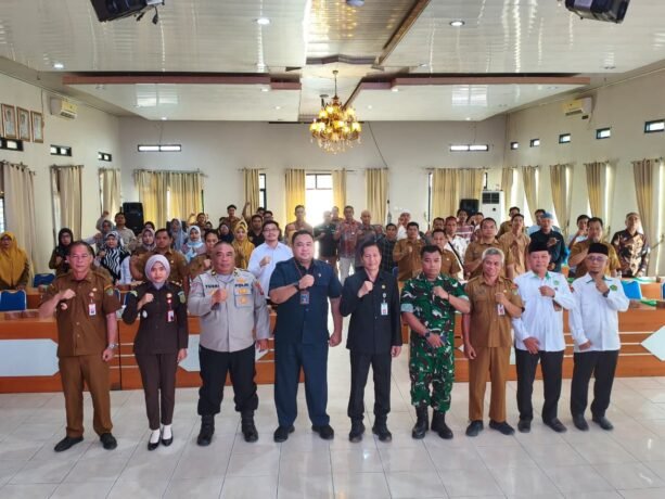 PEMBINAAN ORMAS: Sekretaris Daerah Kabupaten Barito Utara Muhlis membuka kegiatan Pembinaan dan Sosialisasi Peraturan Perundang-undangan tentang Ormas di Aula Bappeda Barito Utara, Senin (20/10).