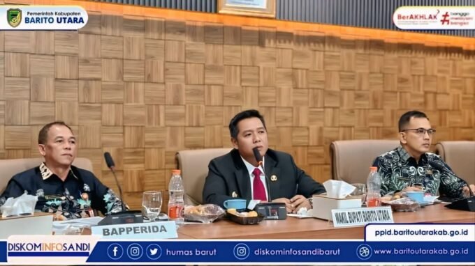 ARAHAN: Wakil Bupati Barito Utara Felix Sonadie Y. Tingan membuka Forum Konsultasi Publik RIPPM yang digelar oleh salah satu perusahaan tambang di Ruang Rapat A Setda, Kantor Bupati Barito Utara, Kamis (16/10).