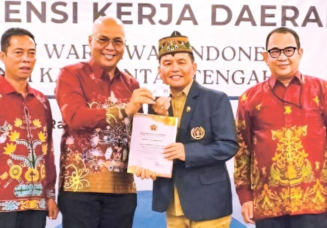 29122025-tengah-gubernur-foto-1536x1071 ANGGOTA KERHOMATAN: Ketua PWI Pusat Akhmad Munir memberikan kartu anggota kehormatan PWI kepada Gubernur Kalteng H Agustiar Sabran dalam konferda PWI di Aula Hotel Althru, Jalan Menteng I Palangka Raya, Senin (29/12).