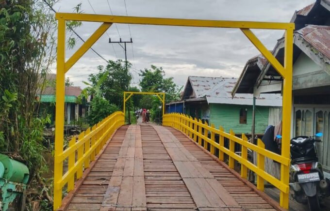 INFRASTRUKTUR: Pembangunan jembatan di Desa Karya Bersama telah rampung dilaksanakan. Anggota DPRD Kqpuas Rahmad Jainudin mengajak masyarakat menjaga hasil pembangunan tersebut.
