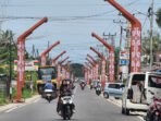 ARTISTIK: Pemasangan lampu hias penerangan jalan membuat Jalan Tjilik Riwut tampak lebih artistik dan modern.