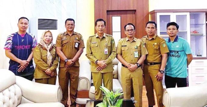 PELEPASAN ATLET: Sekda Barito Utara Drs Muhlis didampingi Sekretaris Korpri Barito Utara Bahrum P Girsang saat melepas atlet ASN dari Barito Utara yang bergabung dengan atlet dari Kabupaten/kota Provinsi Kalimantan Tengah yang mengikuti PORNAS XVII KORPRI 2025 di Palembang Provinsi Sumatera Selatan di ruang kerja Sekda, Selasa (30/9).