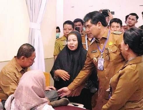 LIHAT RSUD: Bupati Barito Utara H. Shalahuddin, ST, MT, bersama Wakil Bupati Felix Sonadie Y. Tingan, Sekretaris Daerah Drs. Muhlis, serta sejumlah pejabat perangkat daerah meninjau langsung kondisi RSUD Muara Teweh, Senin (13/10).