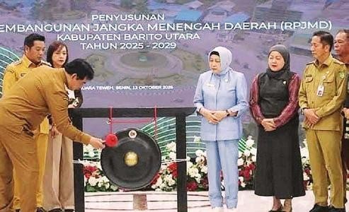 PEMBUKAAN RPJMD: Bupati Barito Utara H. Shalahuddin, disaksikan Wakil Bupati, Ketua DPRD, dan Sekda Drs. Muhlis, memukul gong tanda dimulainya secara resmi proses penyusunan RPJMD Kabupaten Barito Utara Tahun 2025–2029 di Gedung Balai Antang Muara Teweh, Senin (13/10).