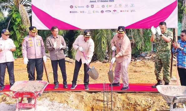 MANJUKAN EKONOMI: Bupati Barito Utara H. Shalahuddin, saat melakukan peletakan batu pertama pembangunan Koperasi Desa/Kelurahan Merah Putih di Desa Bukit Sawit, Kecamatan Teweh Selatan, Jumat (17/10).