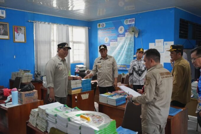 KUNJUNGAN: Bupati Barito Utara H Shalahuddin bersama Wakil Bupati Felix Sonadie Y Tingan saat meninjau kegiatan dalam rangka kunjungan kerja di Kecamatan Lahei, Kamis (4/12).