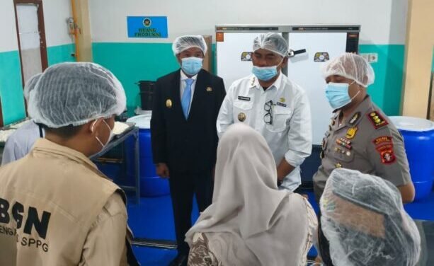 BARITO UTARA PENINJAUAN: Bupati Barito Utara, H. Shalahuddin, didampingi Wakil Bupati Felix Sonadie Y. Tingan, dan Kapolres Barito Utara, AKBP Singgih Febiyanto, meninjau langsung operasional Dapur SPPG Melayu di Jalan Teluk Mayang, Kamis (11/12).