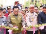 PENGHUBUNG BARU: Pj Bupati Barito Utara, Indra Gunawan bersama jajaran perangkat daerah saat meninjau Jembatan Bailey Desa Jamut yang kini resmi menjadi akses utama warga, beberapa waktu lalu.