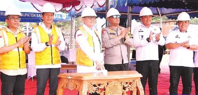 TEKAN TOMBOL: Pj Bupati Barito Utara Indra Gunawan didampingi Sekda Drs. Muhlis, Kapolres AKBP Singgih Febiyanto, S.I.K., dan Kepala Dinas PUPR M. Iman Topik menekan tombol peresmian pemancangan tiang pertama pembangunan Kantor Polres Barito Utara, Rabu (8/10).