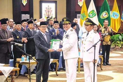 SOLID: Bupati Barito Utara H. Shalahuddin dan Wakil Bupati Barito Utara Felix Sonadie Y. Tingan, di sela acara ramah tamah dan syukuran di kediaman pribadi H. Shalahuddin, di Palangka Raya, Jumat (10/10).