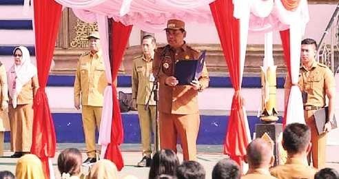 APEL GABUNGAN: Bupati Barito Utara, H. Shalahuddin, ST, MT, memimpin Apel Gabungan Perdana Tahun 2025 di Arena Tiara Batara, Senin (13/10).