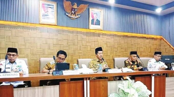 RAKOR PERSIAPAN: Sekda Barito Utara, Drs Muhlis saat memimpin rakor bersama Tim Kerja LPTQ Kalteng dalam rangka persiapan MTQH XXXIII Tingkat Provinsi Kalteng di Aula Setda Senin (29/9).