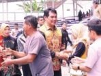 SALAMI WARGA: Bupati Barito Utara H. Shalahuddin bersama Wakil Bupati Felix Sonadie Y. Tingan menyalami warga pada acara Syukuran dan Ramah Tamah antara Pemerintah Kabupaten Barito Utara dan masyarakat, yang digelar di Gedung Balai Antang Muara Teweh serta Arena Terbuka Tiara Batara, Sabtu (12/10).