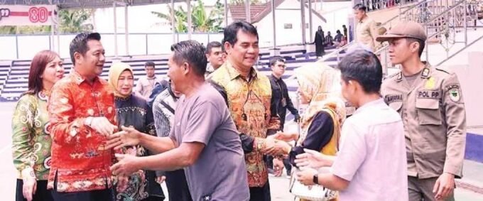 SALAMI WARGA: Bupati Barito Utara H. Shalahuddin bersama Wakil Bupati Felix Sonadie Y. Tingan menyalami warga pada acara Syukuran dan Ramah Tamah antara Pemerintah Kabupaten Barito Utara dan masyarakat, yang digelar di Gedung Balai Antang Muara Teweh serta Arena Terbuka Tiara Batara, Sabtu (12/10).