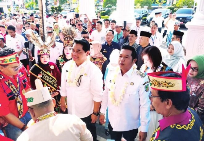 PROSESI: Bupati Barito Utara H Shalahuddin mengikuti rangkaian adat tradisional terlebih dahulu sebelum memasuki rumah jabatan, Rabu (15/10).