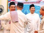 BARITO UTARA SAMBUT TAMU: Bupati Barito Utara H. Shalahuddin bersama Wakil Bupati Felix Sonadie Y Tingan menyapa tamu di sela giat selamatan dan salat hajat di Rumah Jabatan Bupati Barito Utara, Kamis malam (16/10).